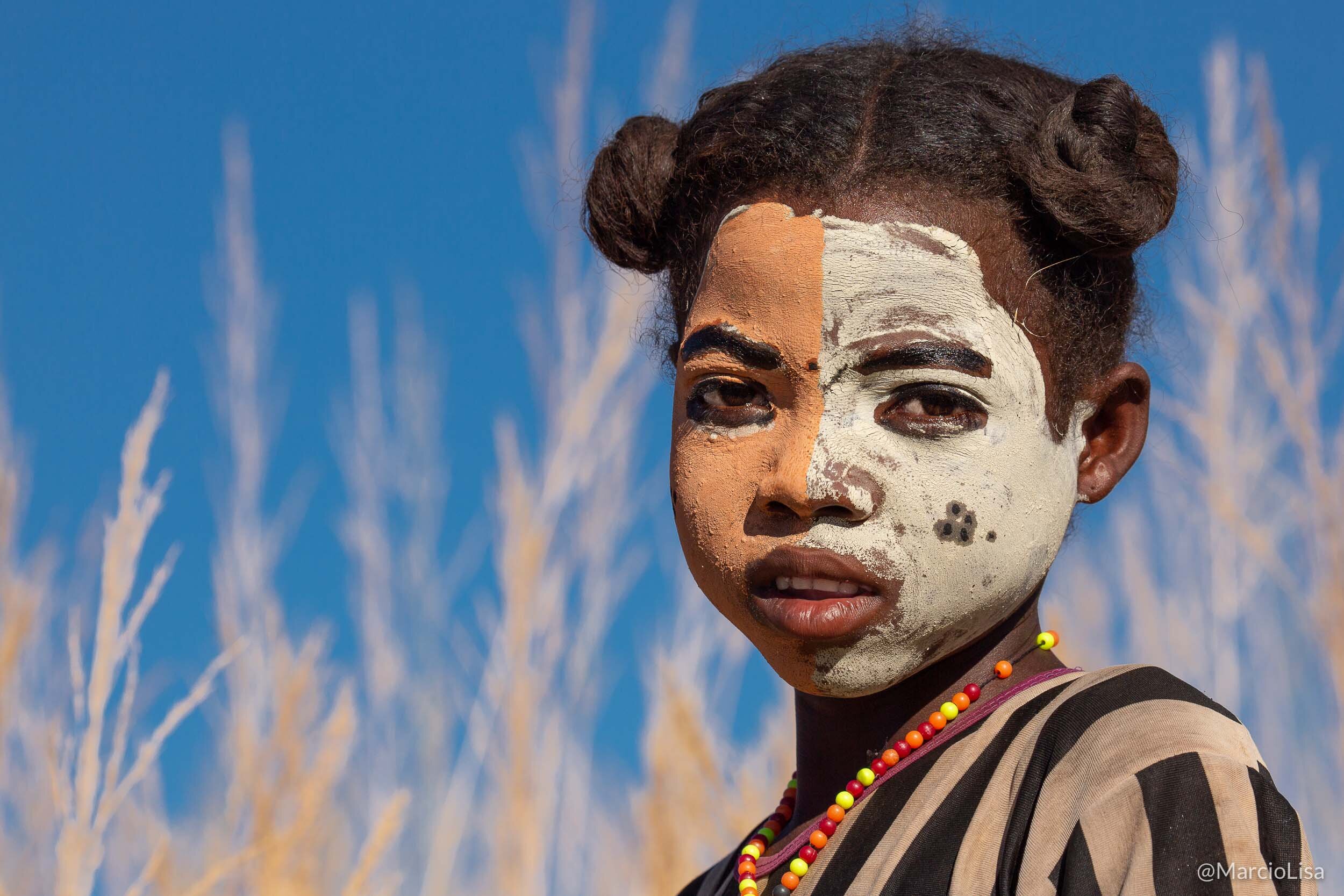 Jovem da etnia Vezo em Morondava, Madagascar