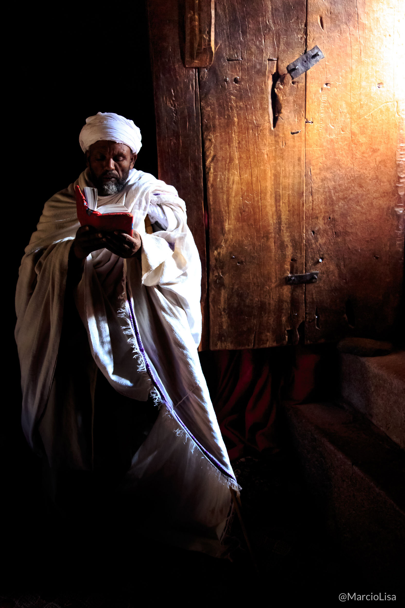 Monge ortodoxo reza numa igreja em Lalibela, Etiópia