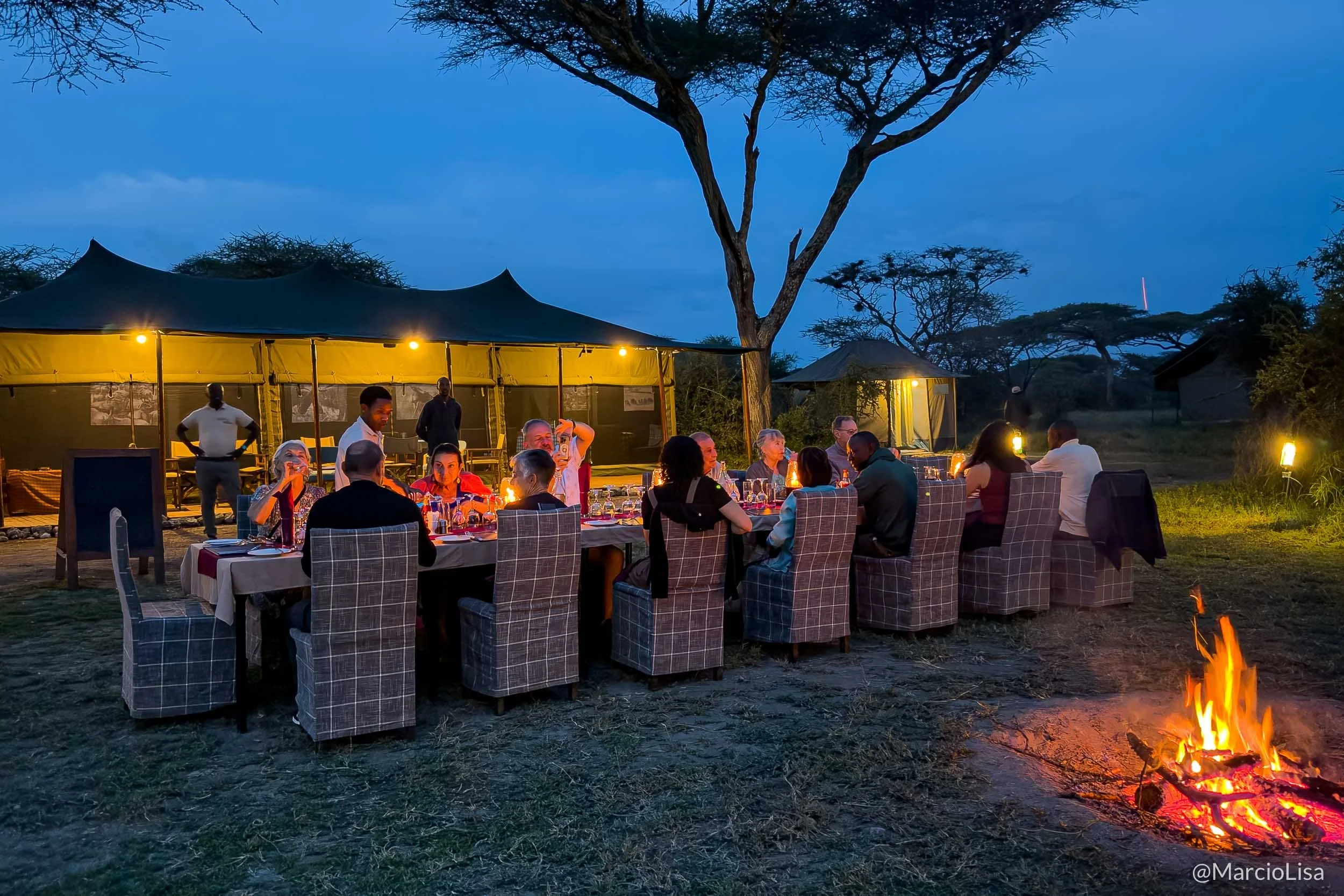 Jantar com o grupo no Serengeti Tanzania.jpg
