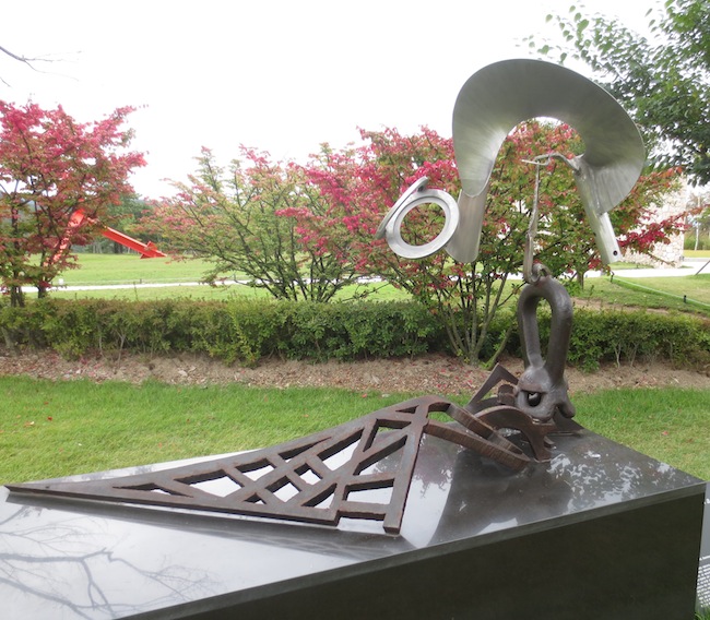 "Realization of a Dream" (1994), by Mark di Suvero.