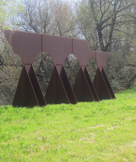 Diretto di Passaggio (Aqueduct) (1990), by Veronica di Rosa. Steel, patina, rust. By the lake.