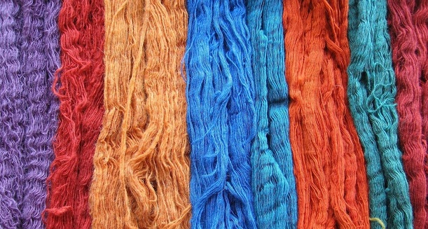 Wool skeins naturally dyed with indigo, lac, madder, and tesu by Himalayan Weavers in Mussoorie, India. www.himalayanweavers.org. Source: https://commons.wikimedia.org