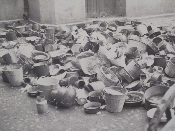 Food pails and dishes left behind by deported ghetto residents (1944), photo by Henryk Ross. Museum of Fine Arts, Boston; Art Gallery of Ontario.