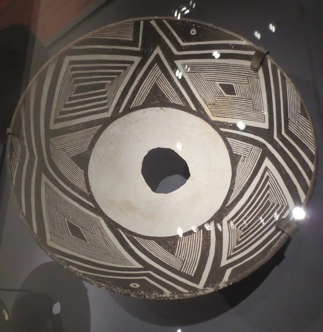 Mimbres bowl (ca. 1010-1130). De Young Museum, San Francisco.
