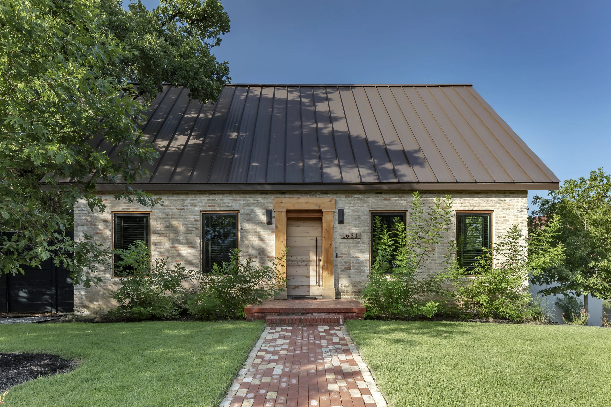 03 Mullet House by Matt Fajkus Architecture. Photo by Charles Davis Smith.jpg