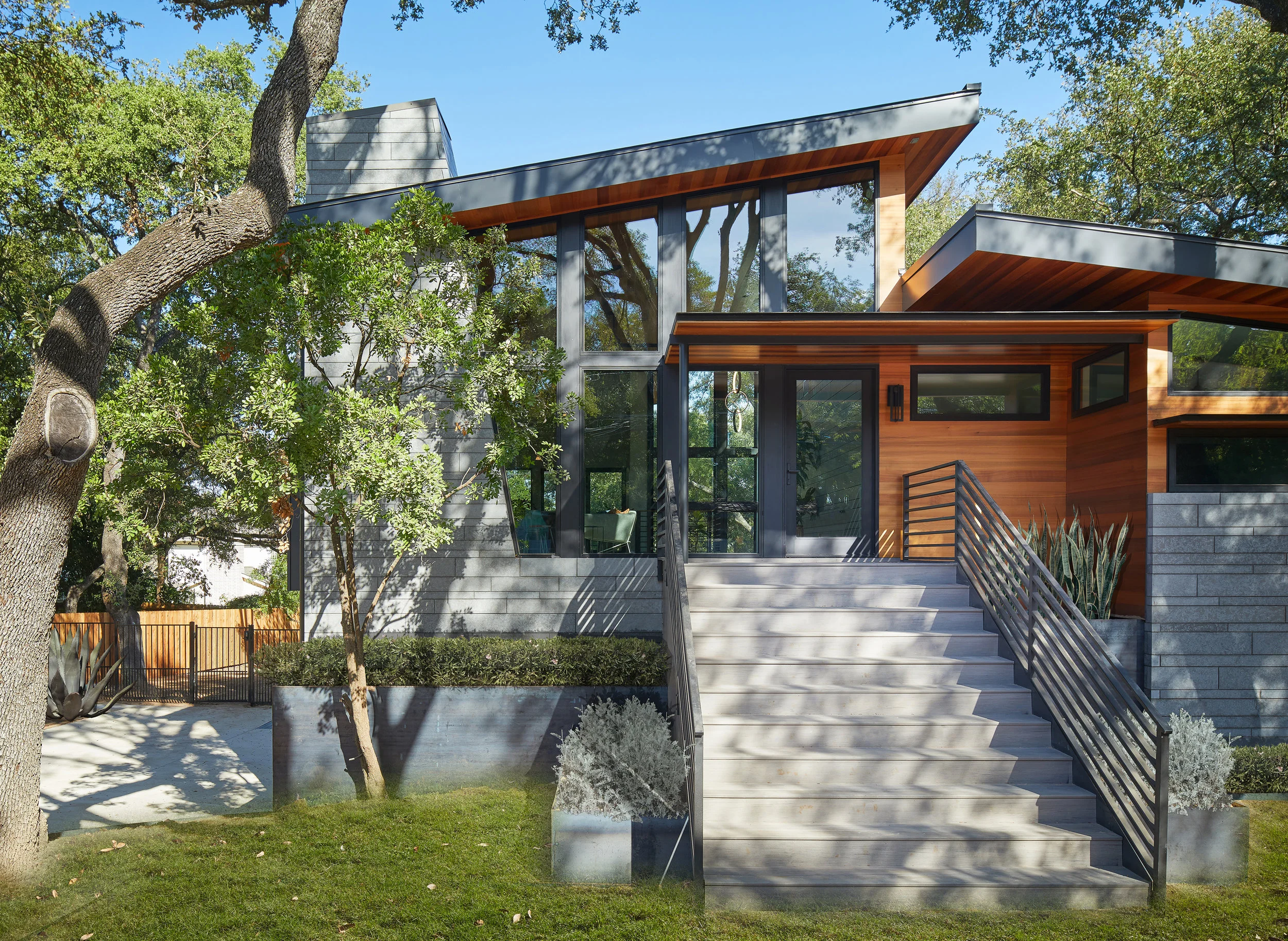 04-Ridgewood Residence by Matt Fajkus Architecture. Photo by Leonid Furmansky.jpg