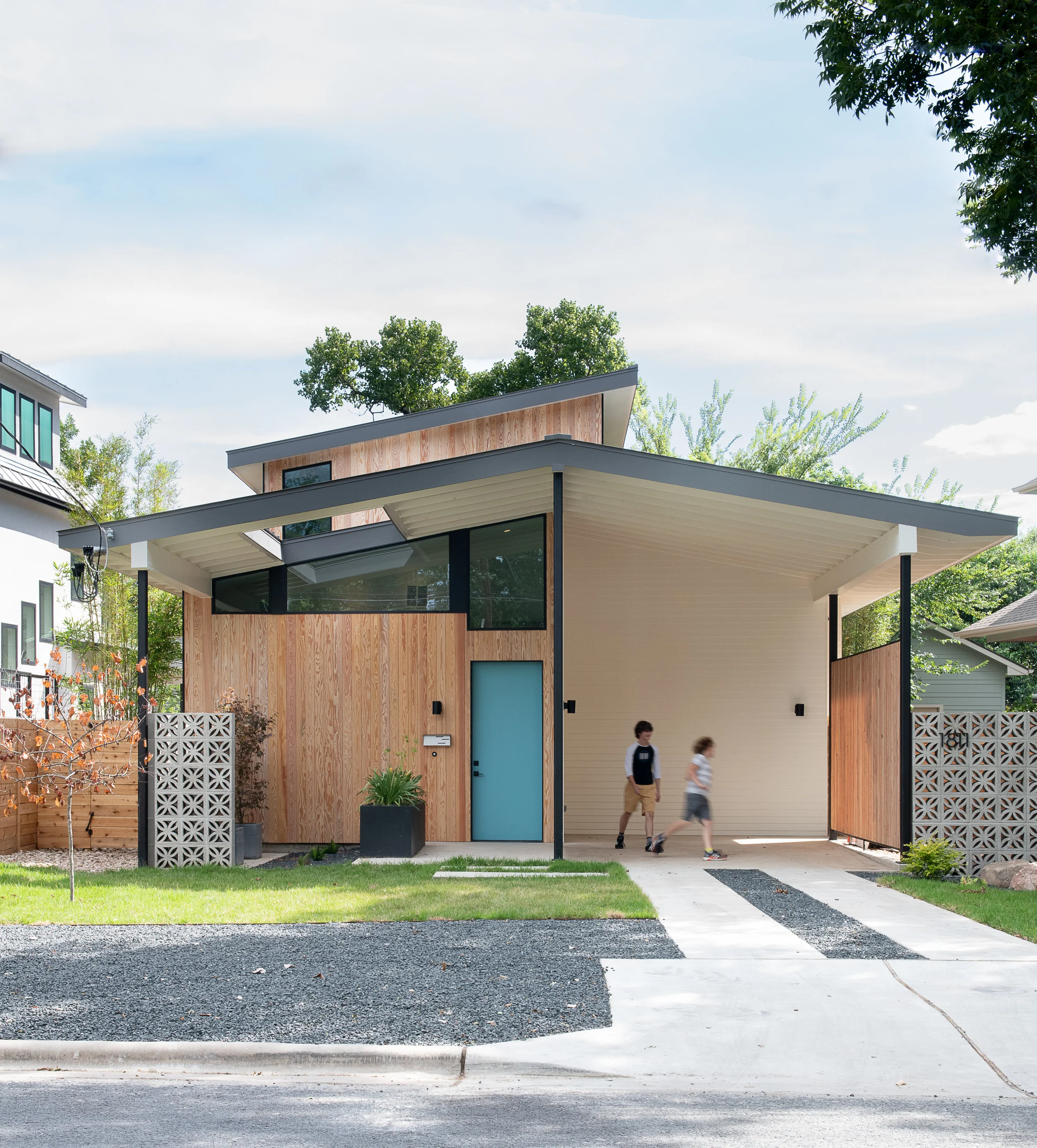 Split House by Matt Fajkus Architecture. Photo 3 by Casey Woods.jpg