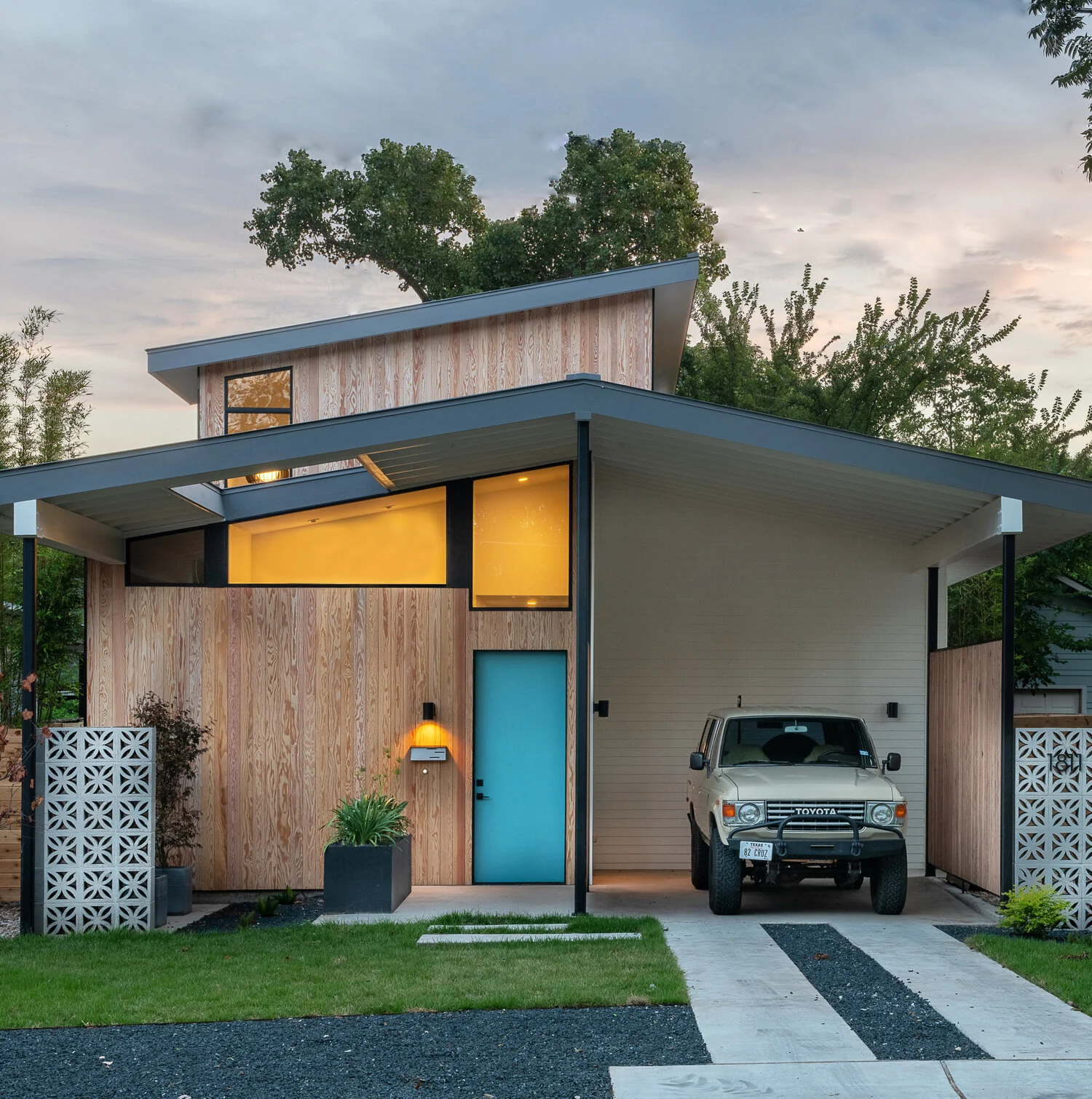 Split House by Matt Fajkus Architecture. Photo 24 by Casey Woods.jpg