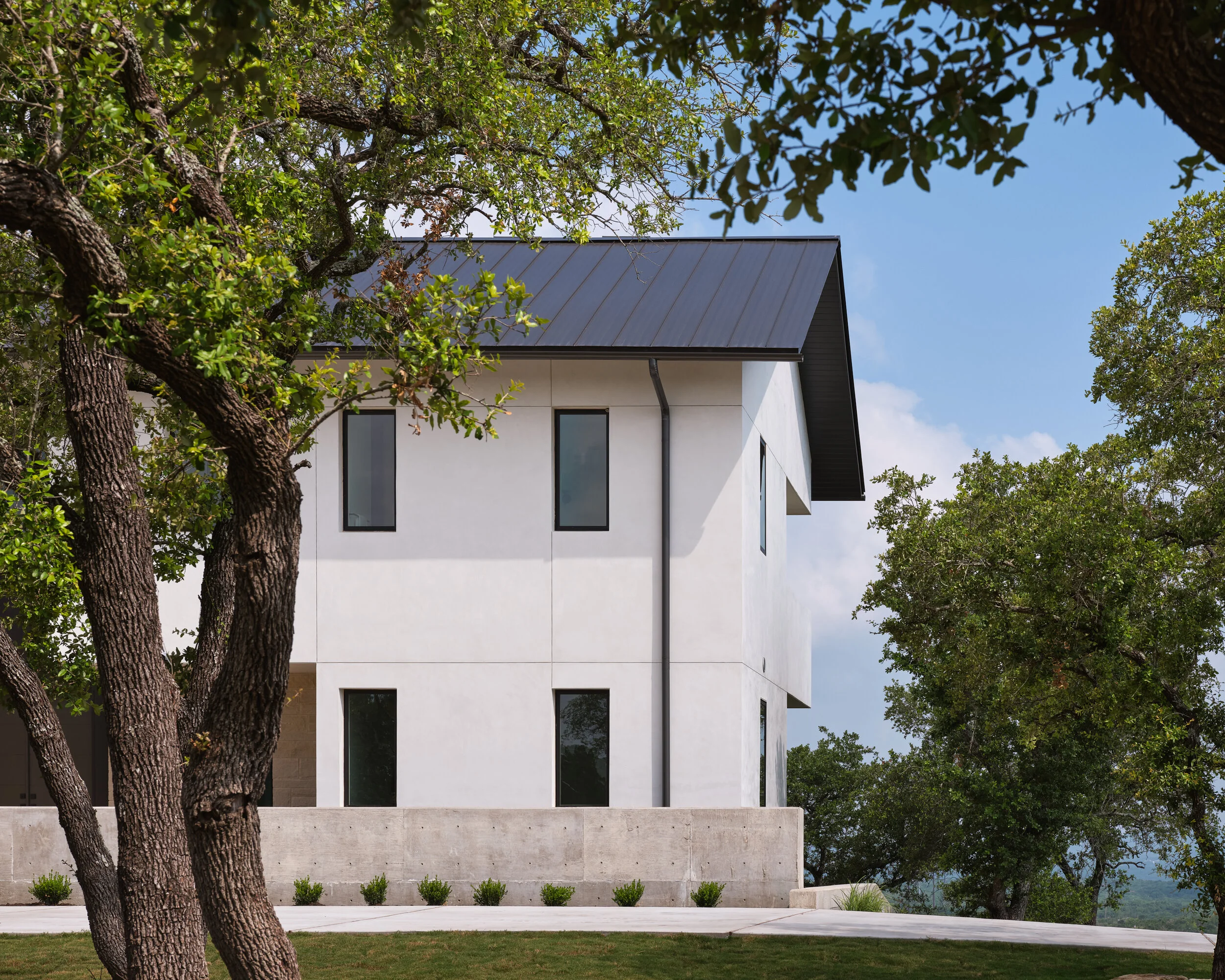 20 Manifold House by Matt Fajkus Architecture photo by Leonid Furmansky.jpg