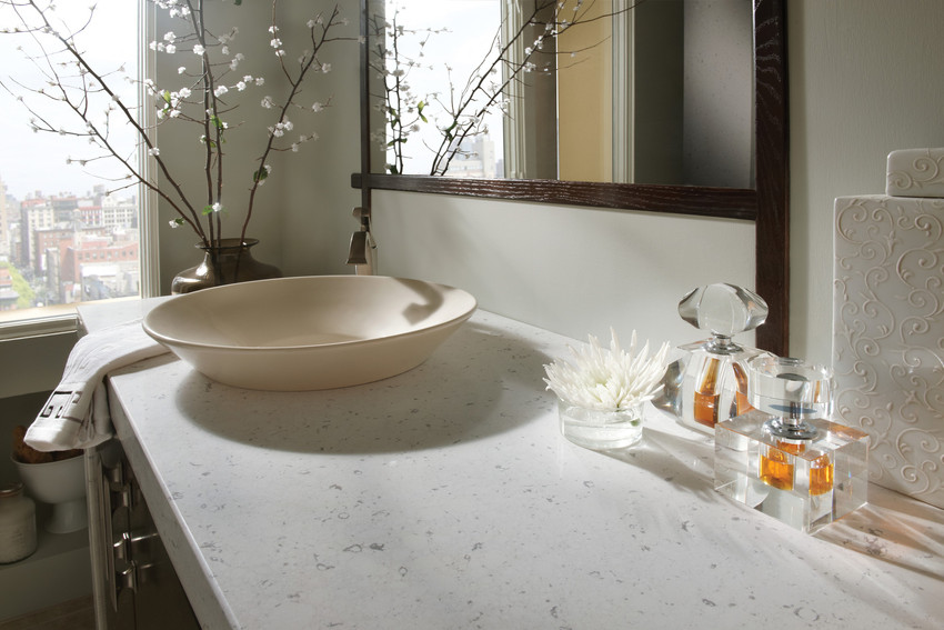 comptoir quartz silestone blanc marbe avec vasque beige salle de bain.jpg