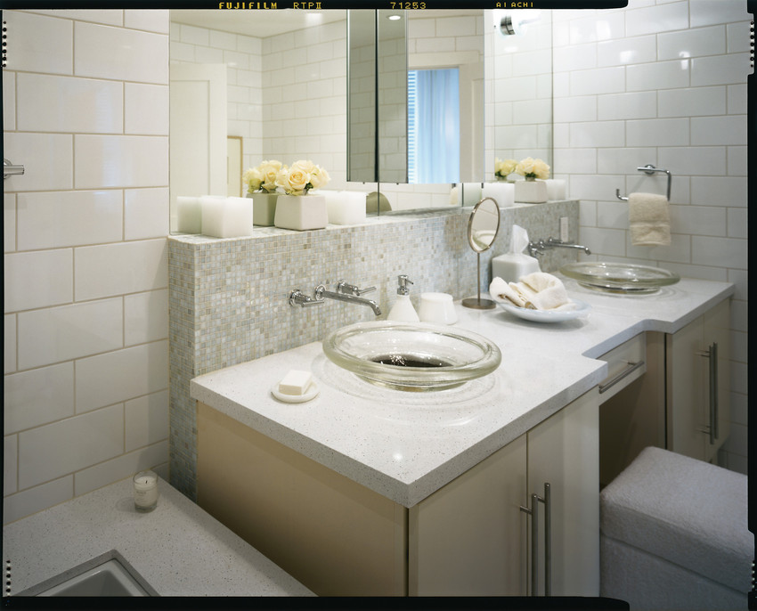 comptoir quartz silestone blanc salle de bain et rebord bain.jpg