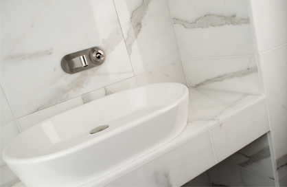 douche en céramique soligo effet marbre bianco carrara vanité laval blainville rosemere montreal