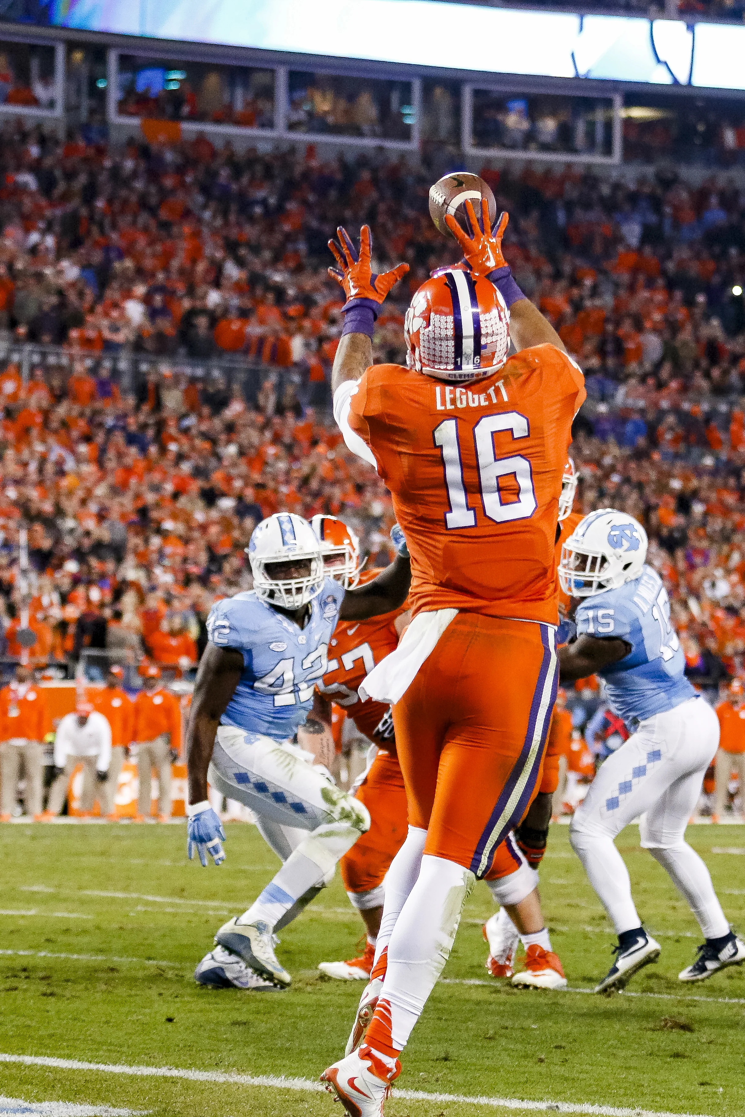  December 5, 2015: tight end Jordan Leggett (16) of the Clemson Tigers makes the catch for the go ahead touchdown before halftime of the ACC Championship between the North Carolina Tar Heels and the Clemson Tigers at Bank of America Stadium in Charlo