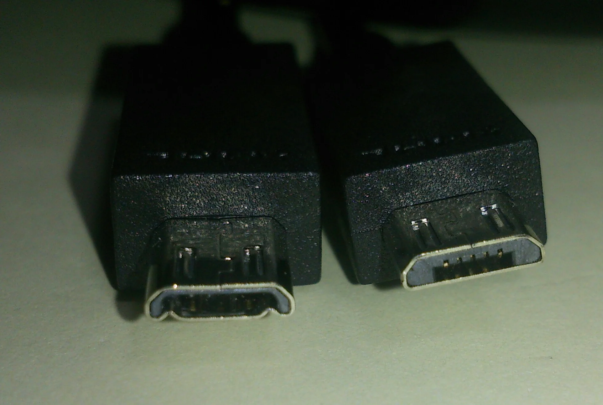 11-pin MicroUSB (left) vs 5-pin (right)