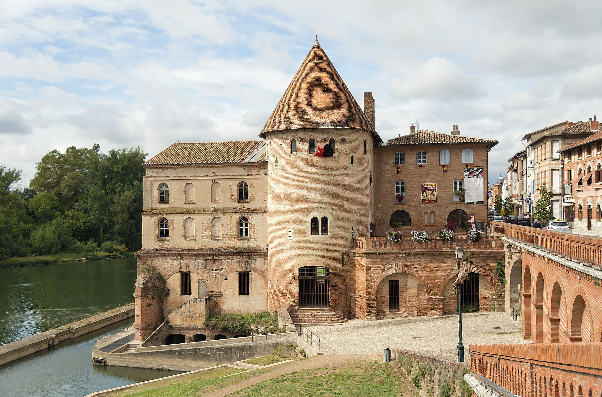 1920px-Tour_de_défense_de_Villemur-sur-Tarn.jpg