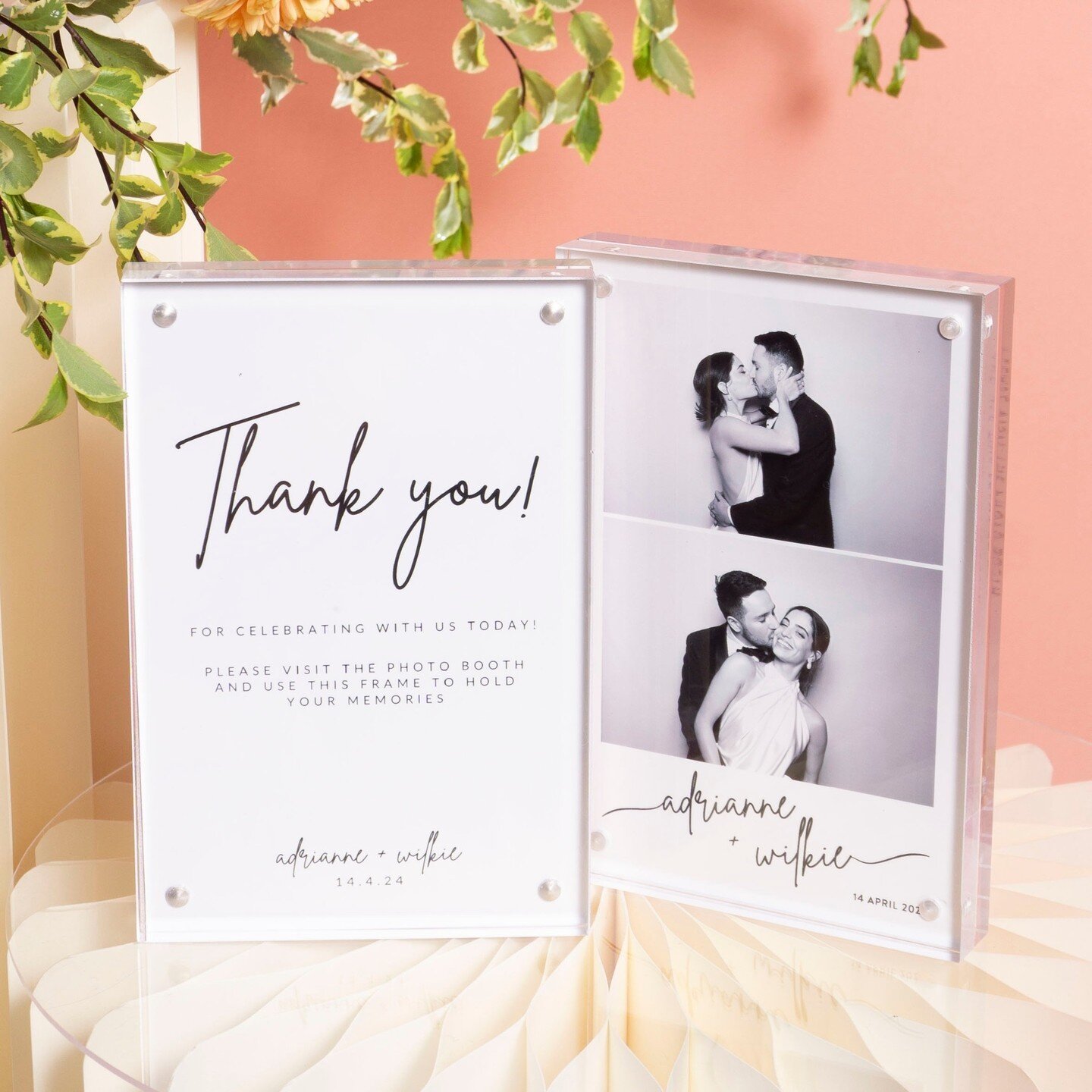 Get ready to WOW your guests with our fab acrylic frames! 🎁💃 These bad boys are the perfect keepsake for your guests! 🌟 Slide in a personalised message, use them as place cards, then after hitting up the photo booth, your guests can pop that snazz