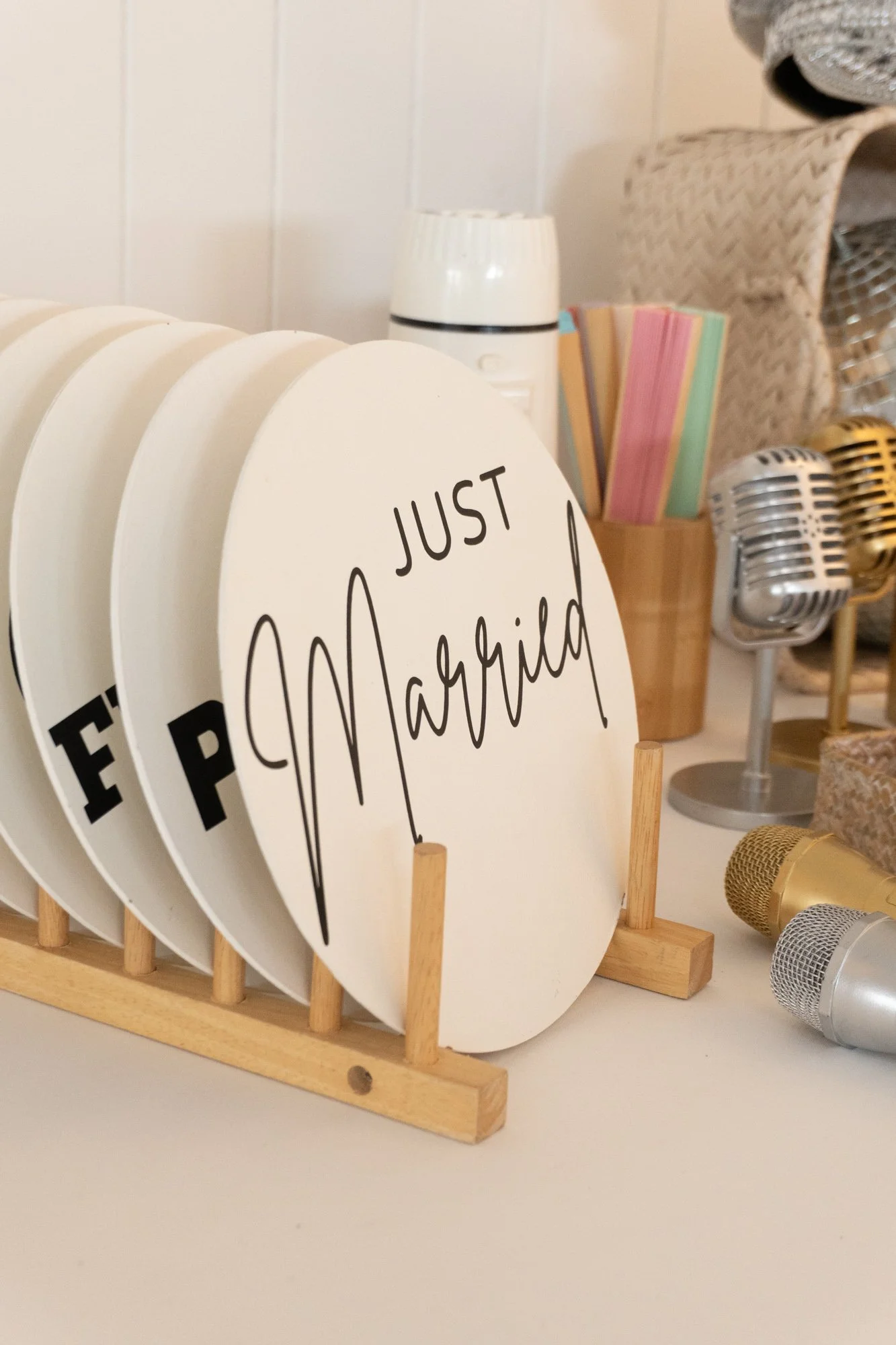 Modern speech bubble signs and wedding photo booth props by Photo Corner.