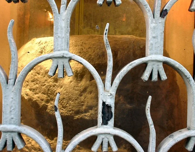 Wikiepdia, London Stone, photo taken by Lonpicman , 13 January 2004.