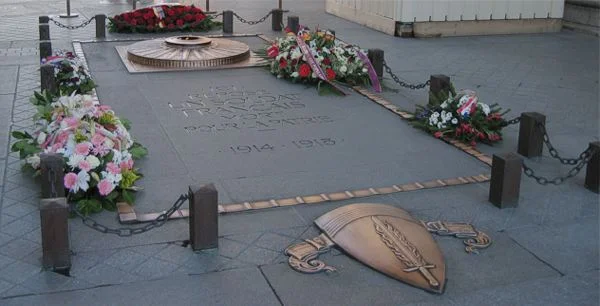 Tomb of the Unknown Soldier beneath the Arc de Triomphe, Paris. Photograph taken by Michael Reeve, 29 January 2004. Uploaded by w:User:MykReeve to the English Wikipedia.