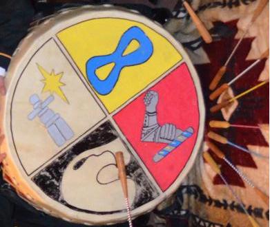 Aboriginal Leadership Opportunity Year drum featuring a symbol for First Nations, an Inukshuk , and an infinity symbol for Métis people . (image - Victoriaedwards)