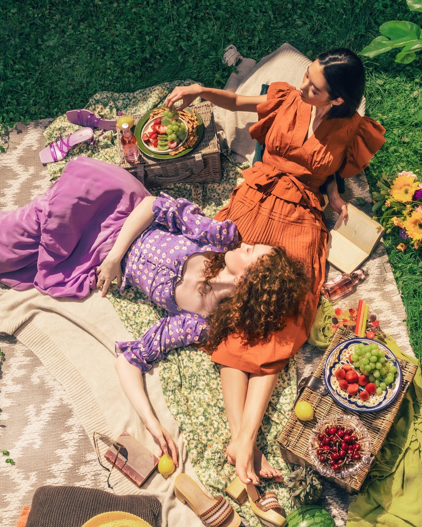 Feels like Friday 🍓
New lifestyle work featuring @averypiepenburg and @claireleeyours in our backyard clover ☘️ more coming soon! 
Wardrobe styling by @kate_lo 
Prop styling by @nadic 
Hair and Makeup by @libbyk.hmua 
And assisted by the lovely @gra