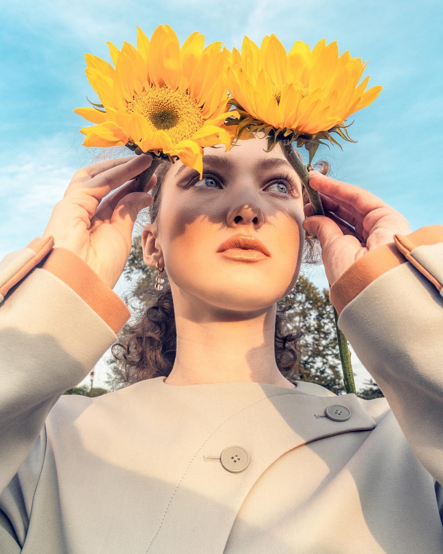 🌻Hiding in plain sight 🌻

Featuring @claireleeyours and @averypiepenburg with @fordmodels 
Wardrobe by @kate_lo and 
Hair/Makeup by @libbyk.hmua with @labartists 
Props by @nadic - more coming soon!