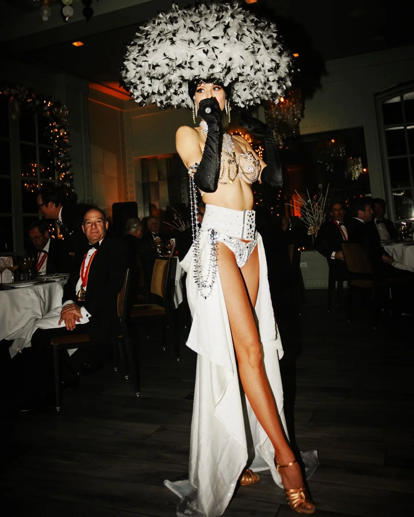 Our favorite time of the year... is anytime shared with our audiences!💖
Wishing all magic makers (performers of all kinds, event planners, technician, venues staffs and whatnot...) the most successful holiday season! 🎉✨️🎁🪄

📸 @mistaheiser

#holi