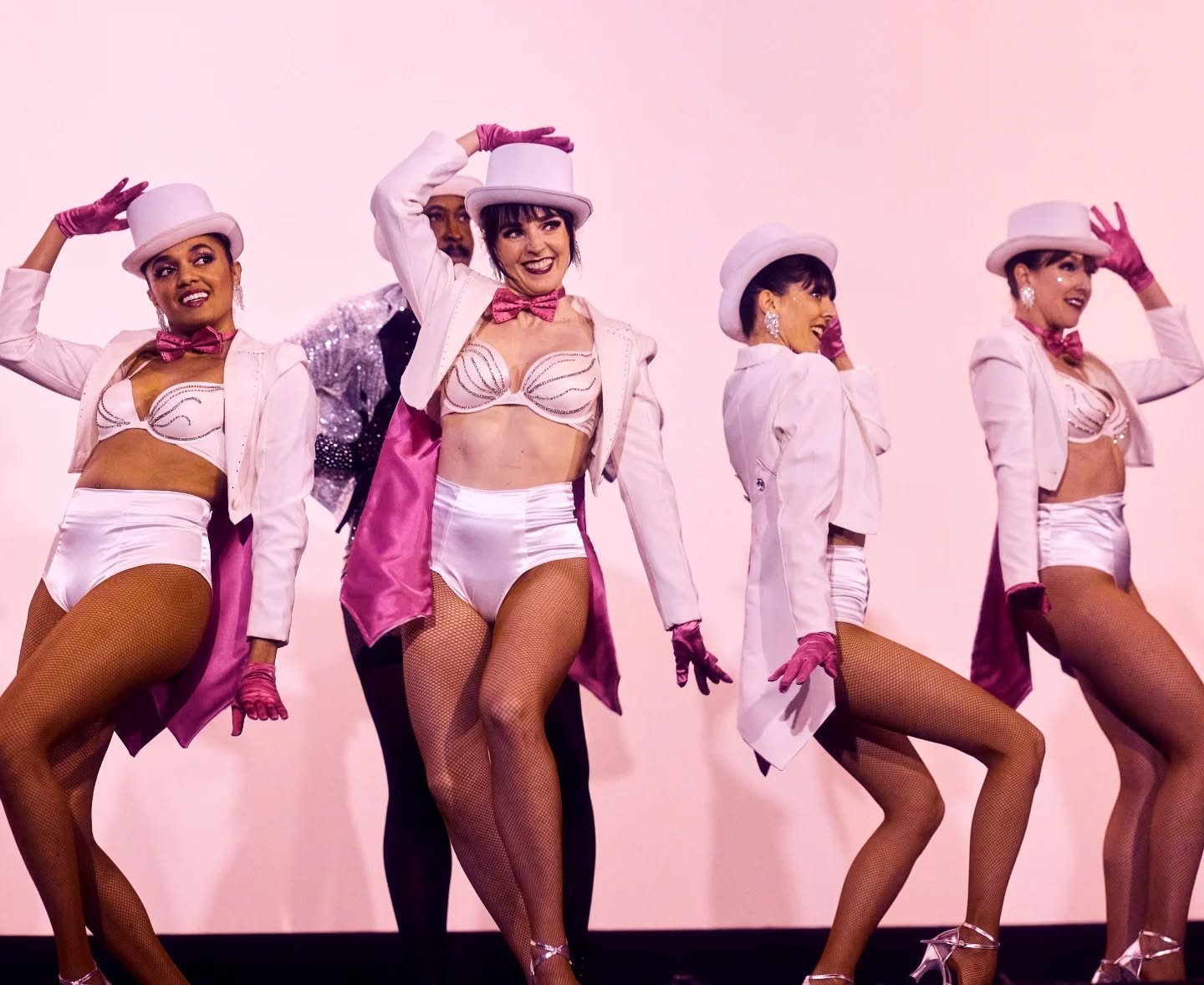 If you're gonna wear a top hat, you're going to have to go all the way... 💖✨️

One of our favorite #valentinesday act with the fabulous @scottspraags hiding in the center of the action... 😎

#showgirls #sexyclassy #fyp #specialevent