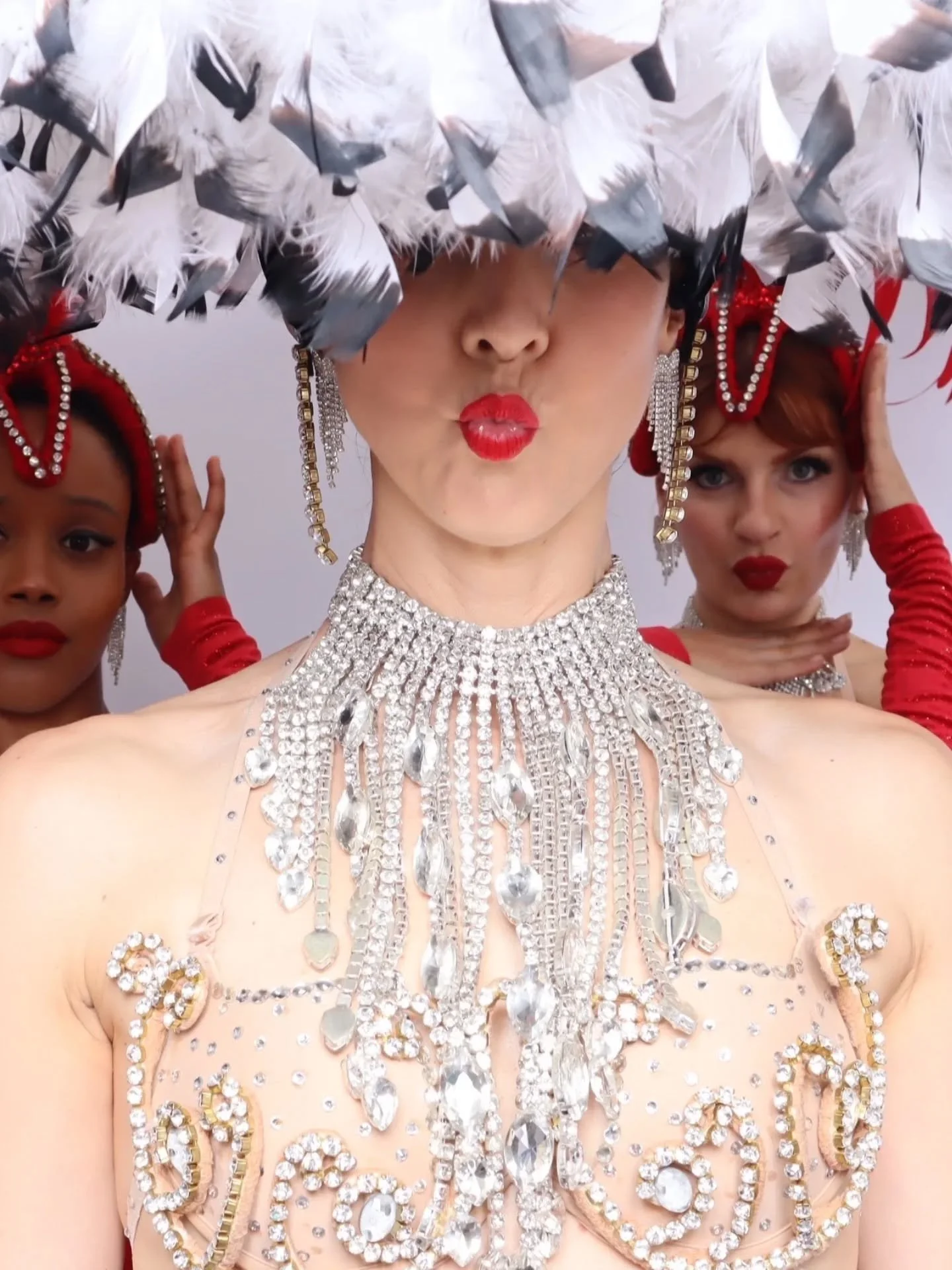 Meet Director and Founder of Cabaret Versatile : 
Miss Lola Ohlala ♡
(@lalolaohlala)

French native, after 20 years in feathers and doing Cancan kicks, Lola spent more time on stage in high heels than not.
Her strong charisma took roots in her passio