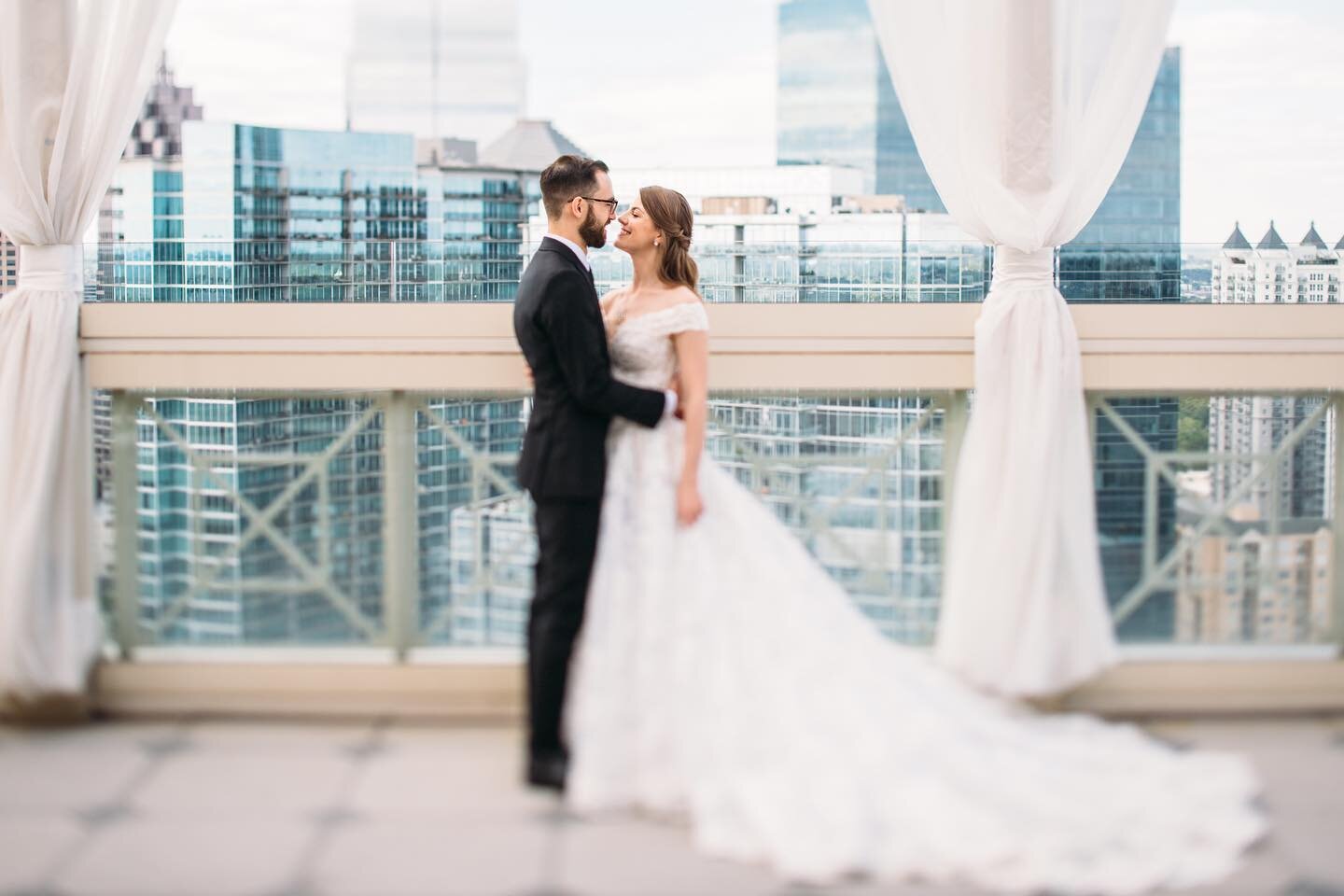 A first look with a view 🏙
//
#leggybirdphotography #weddingphotographer #georgiaphotographer #atlantaphotographer #atlantaweddingphotographer #downtownatlantawedding #atlantawedding #thepeachtreeclub #thepeachtreeclubweddings #firstlook #tiltshiftl