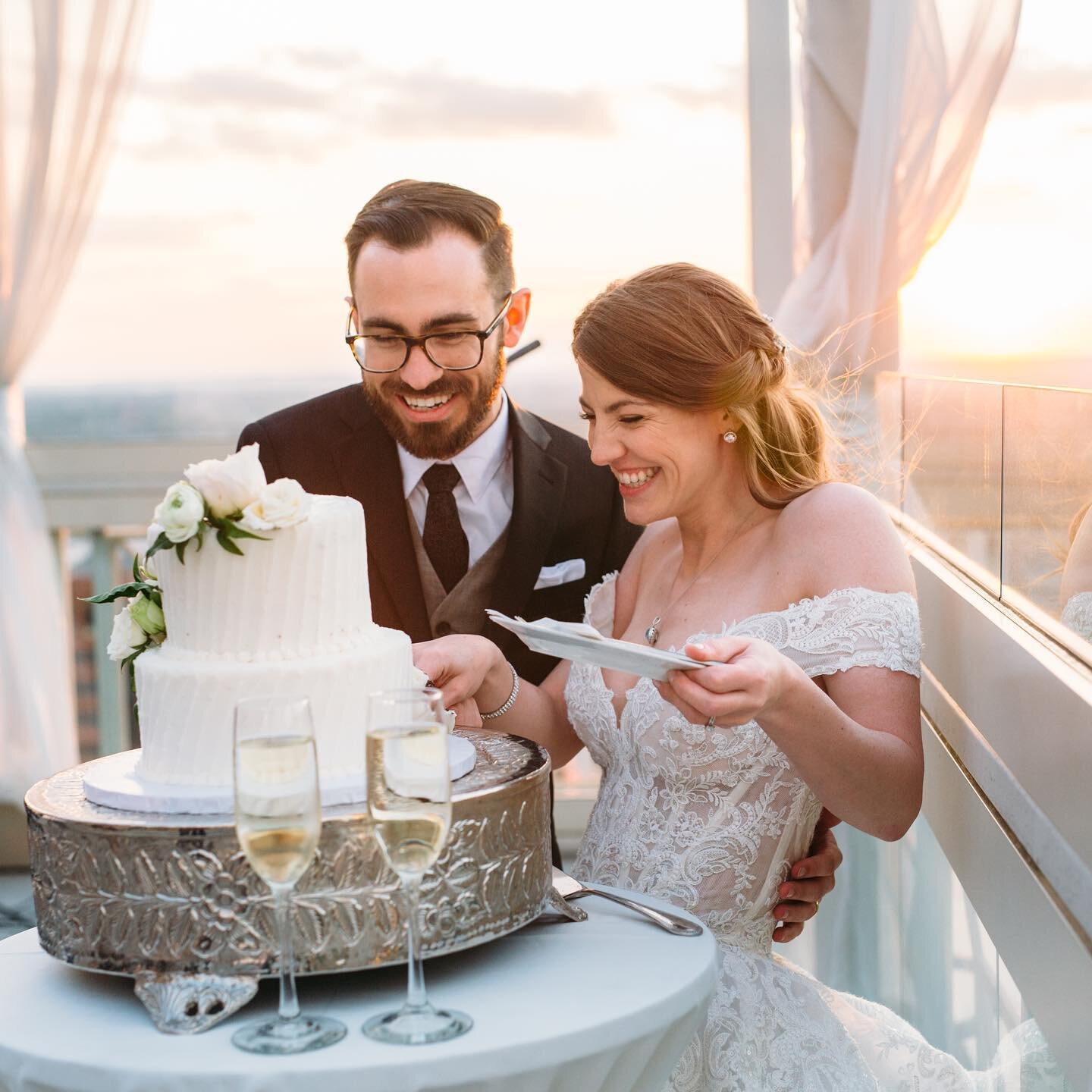 I don&rsquo;t usually post cake 🍰 cutting photos but look at these two cuties! 🥂 
And that backdrop! 🌆 
And that light!! 🌞
//
#leggybirdphotography #weddingphotographer #georgiawedding #atlantawedding #atlantaweddingphotographer #cakecutting #bri