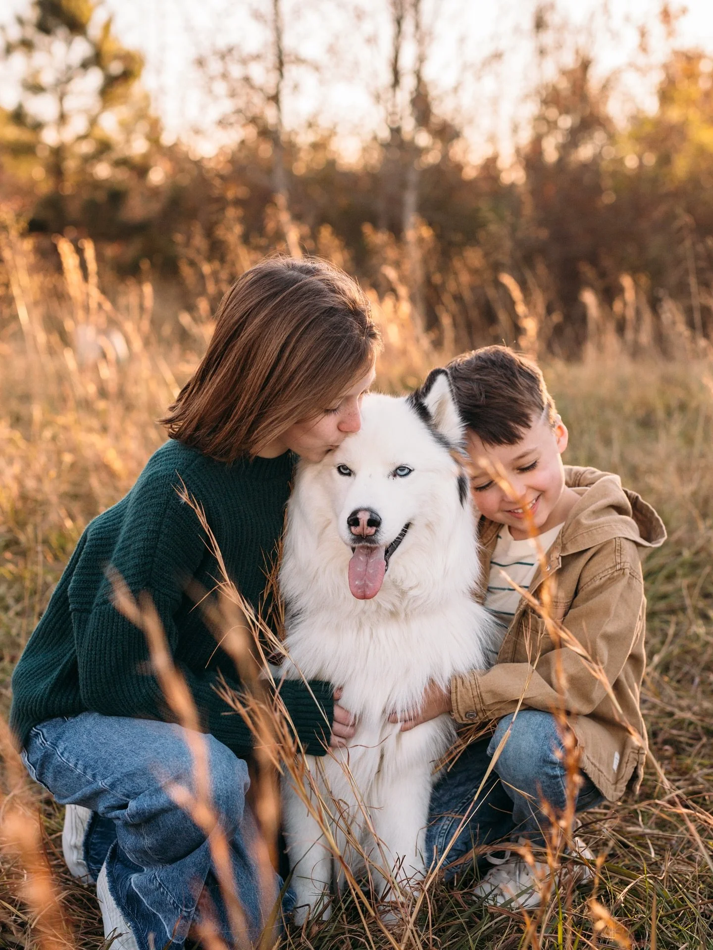 Don&rsquo;t hesitate to bring your pup to our photo session! 
What to know before you go: 
1. Bring a pet handler who your pet feels comfortable around. We will get plenty of photos with your pet in them, but you will also want a few without the pet 