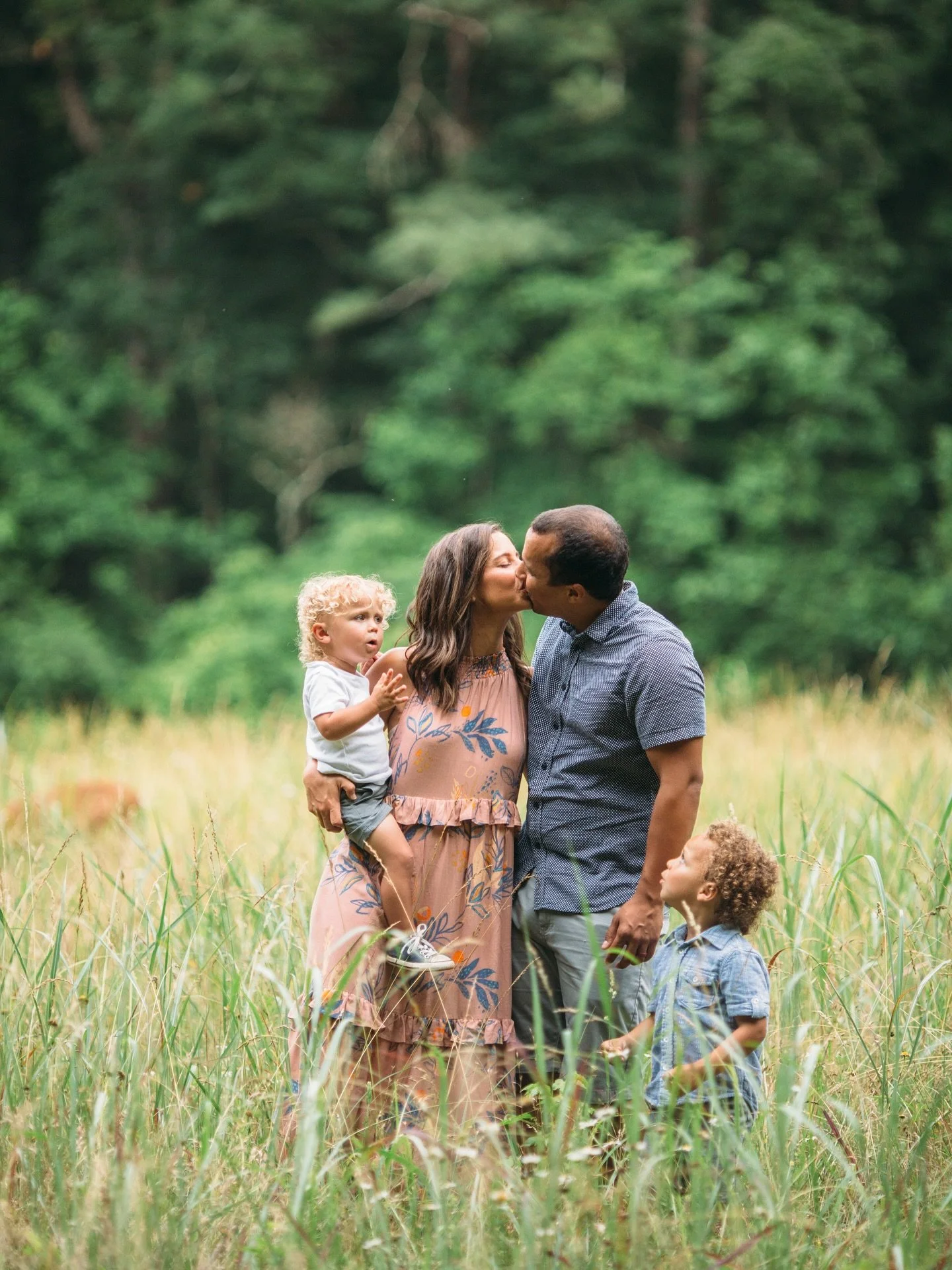 Crisper mornings and sweater weather! I&rsquo;m here for it! 
If you haven&rsquo;t had a chance to sign up for a 🍁 Fall mini session, make sure you do it soon. Most of the dates are filling up!