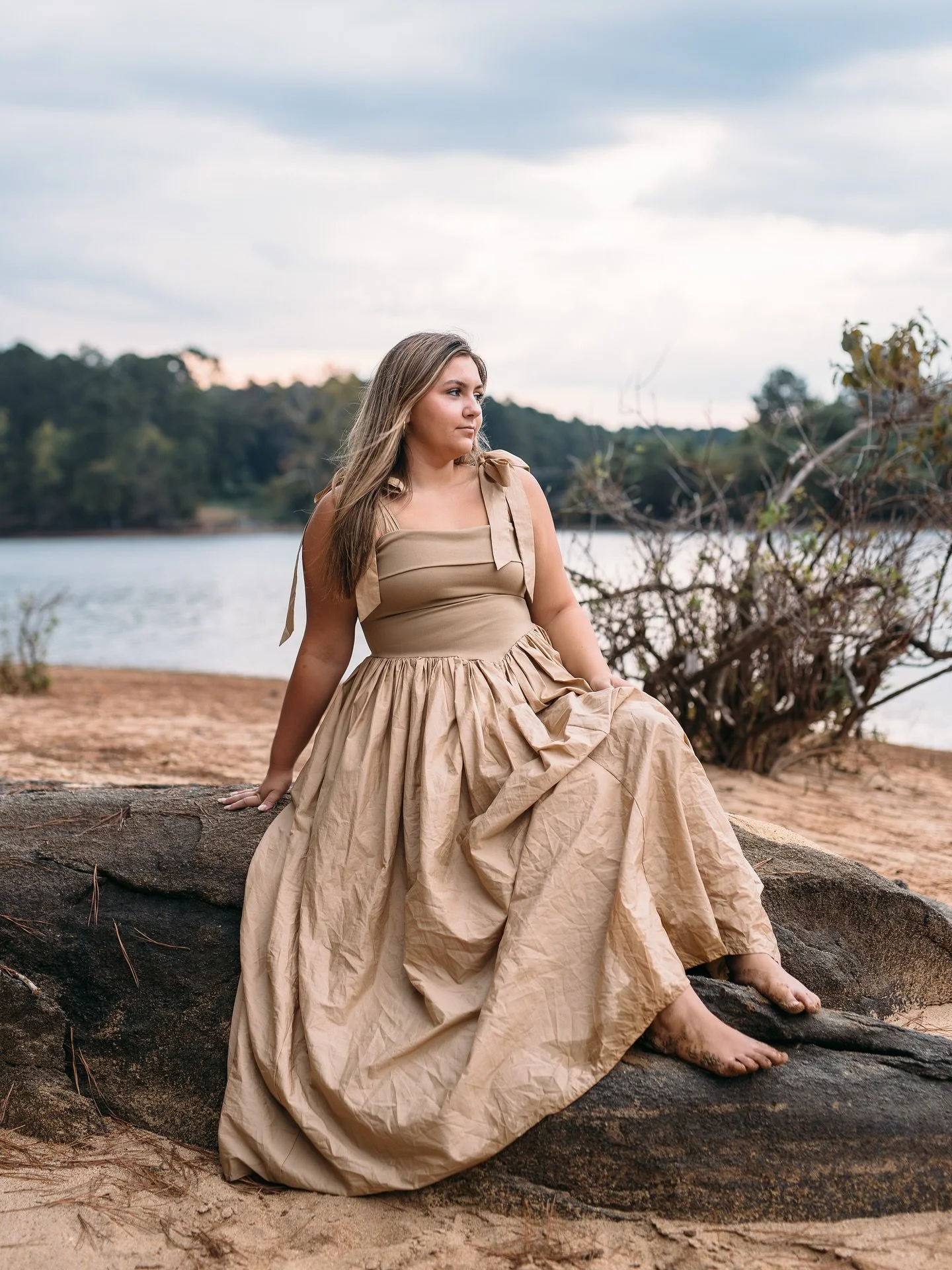I&rsquo;ve been capturing photos of Anslie and her family for 10+ years: from the engagement of her mom and stepdad, to their wedding, to family photos and newborn photos of her siblings. Last month, I got the opportunity to capture her senior photos
