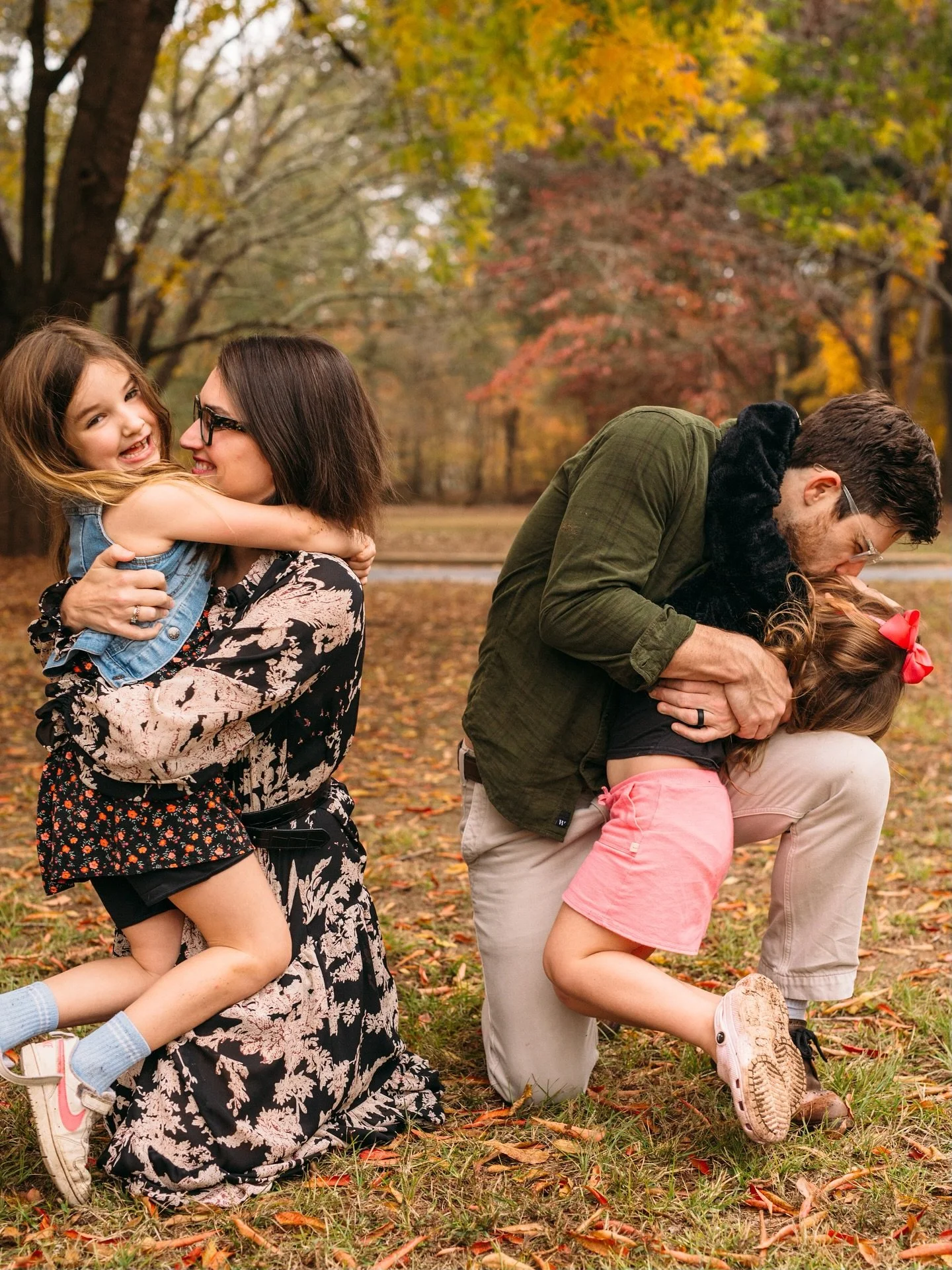 &ldquo;Will you pose us&rdquo;
Yes, I will absolutely give you prompts, but your photos will contain movement and feeling and that&rsquo;s all you 🤍
I&rsquo;m in love with these fall colors and the sweet Jones family from last week&rsquo;s minis at 
