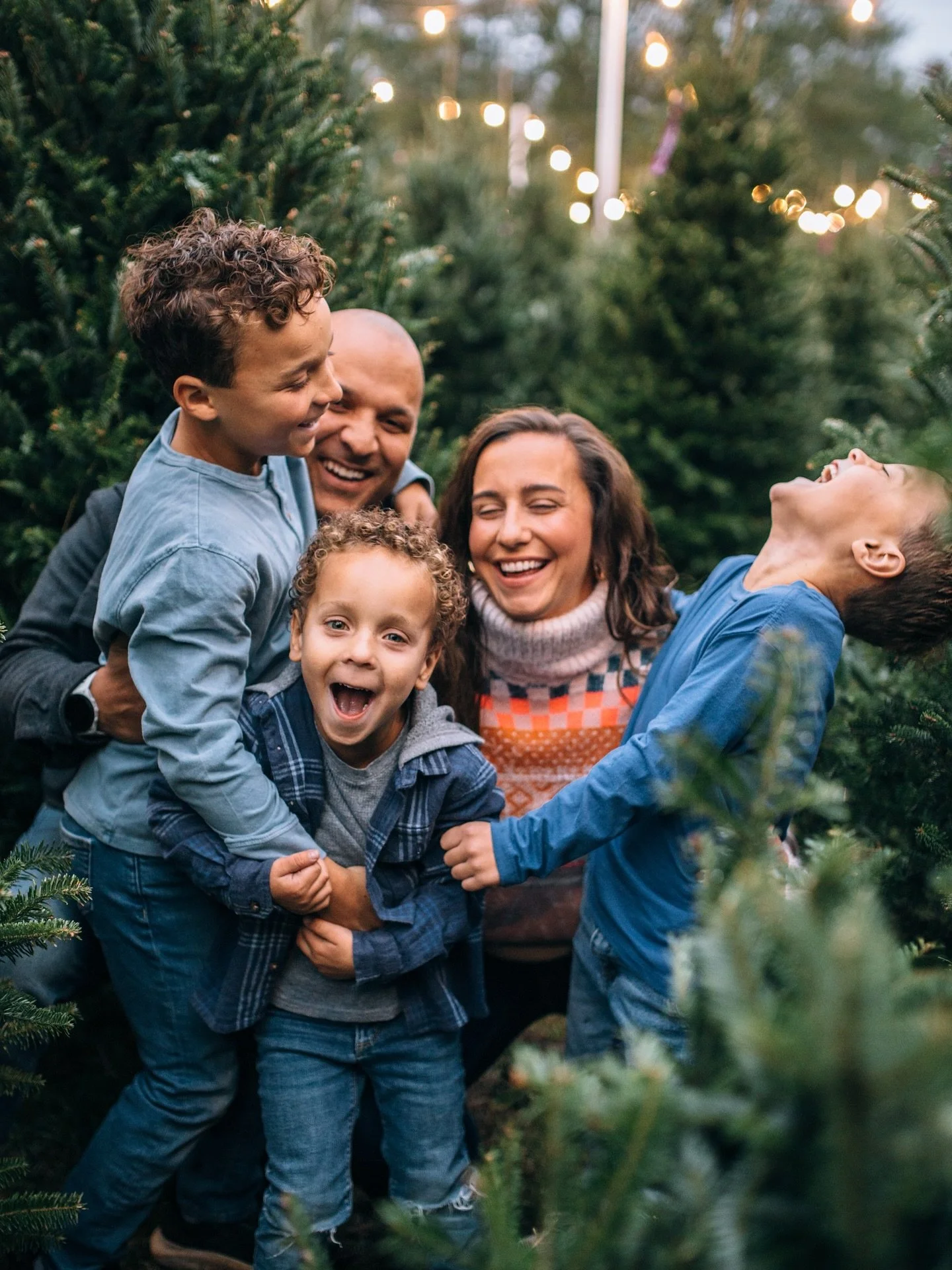 Sometimes, the shoot idea you have turns out exactly as you envisioned🎄
Even if it takes a lot of bribing 🍪 of the kids and a little magic 🪄 
Thank you to all of my incredible friends and clients who trust me with their family photos! 🤍 It means 