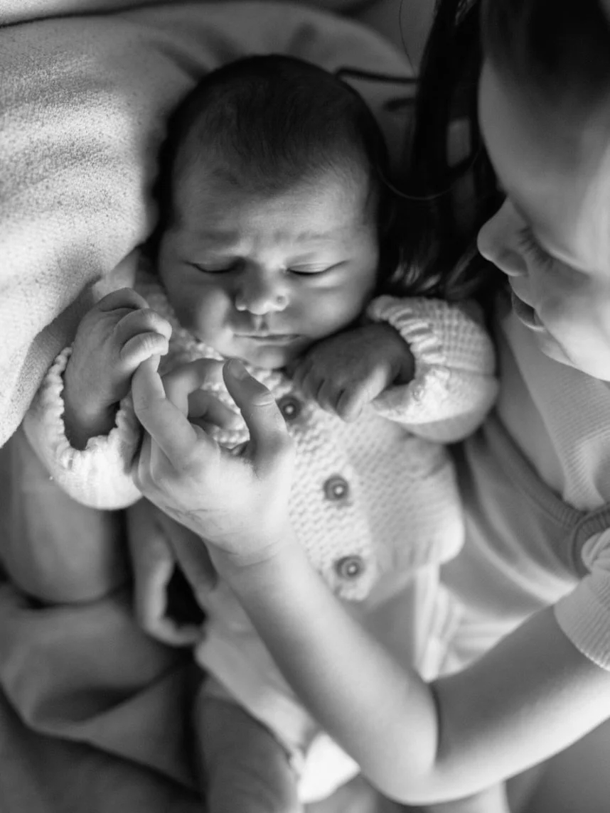 The sweet inbetween moments always look best in black and white, if you ask me 🤍 Which is your favorite? 😍