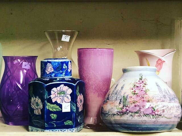 Pretty in pink - and purple. 
#vases #thriftstorefinds #thrifted #thrifting #thriftedhousewares #nycthrift #sopretty #churchthriftshop #flushingqueens