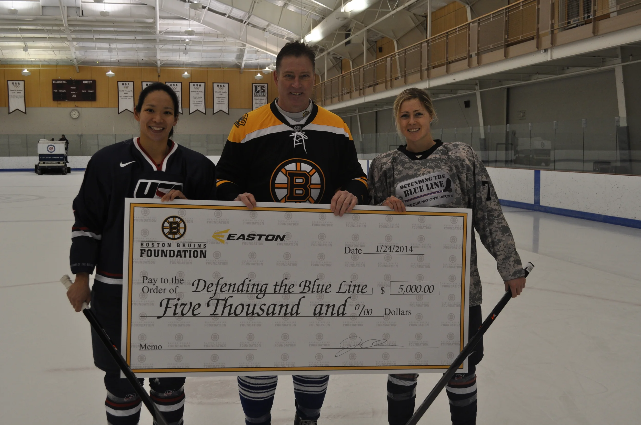 Julie Chu Defending The Blueline - BOSTON Jan 24, 2014.JPG