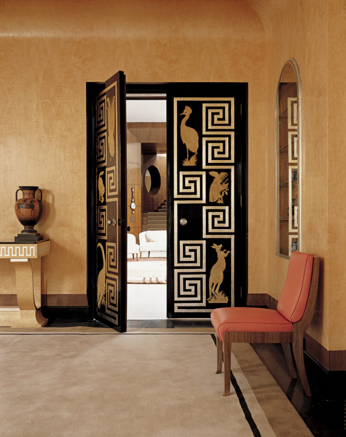 Дверь в Eltham Palace в Гринвиче