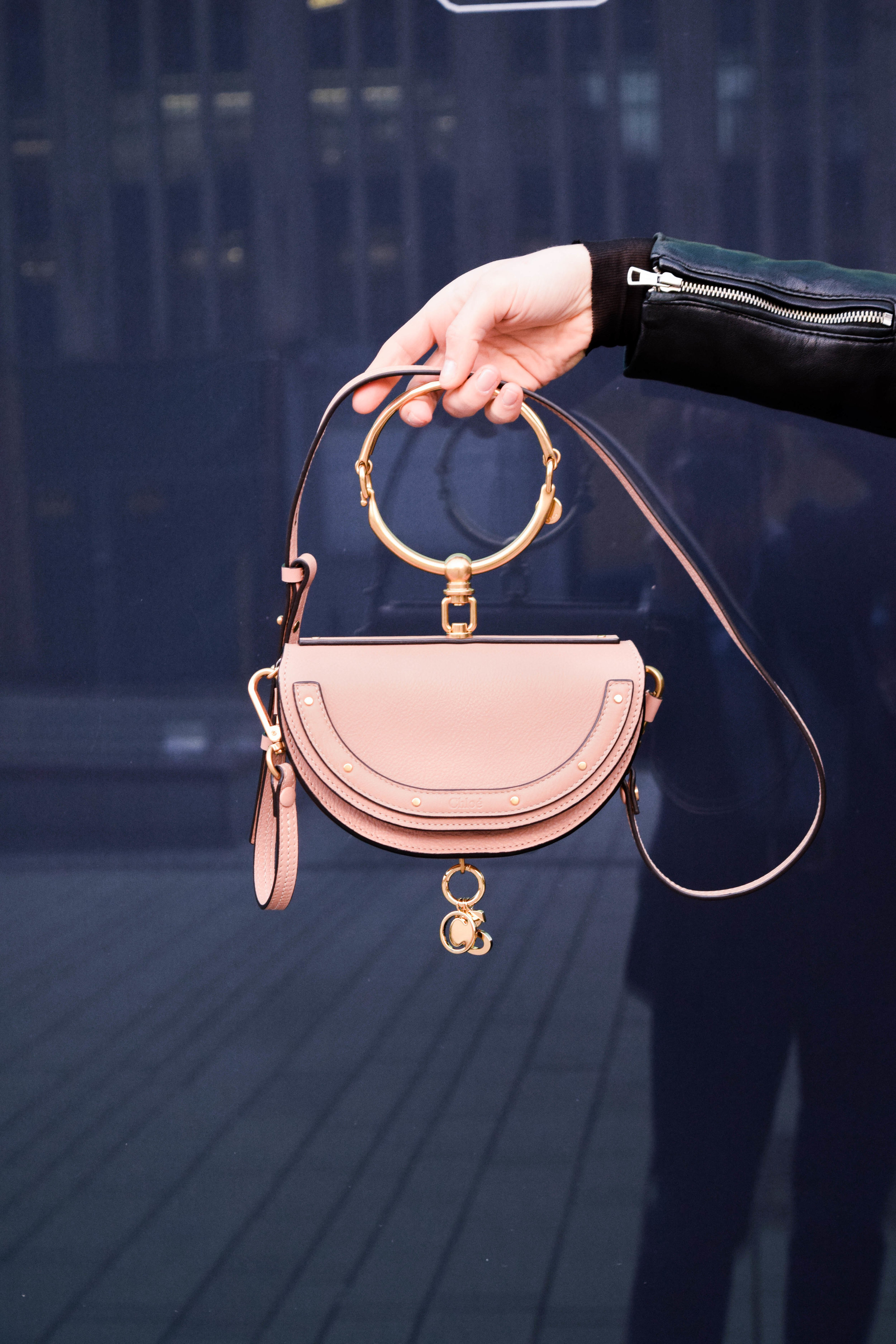 What makes it even more special is that you can attach monogram charms with your initials to the Chloé Nile bag. I personalized my bag and attached the "S" to it. // Was die Chloé Nile Tasche noch besonderer macht ist, dass man seine persönlichen Initialen hinzufügen kann, um die Tasche zu personalisieren. Ich habe das "S" ausgewählt.