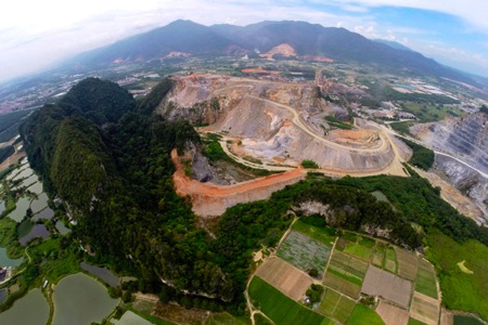 Kanthan limestone hill, home to a number of unique endemic species, including a new snail (photo by Ong Poh Teck/Basteria).
