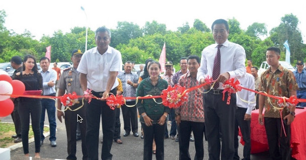 The Regent of Ketapang, Mr Martin Rantan, and a representative of the Chinese corporation Beng Seng Materials, Mr Yu Xui Yuan, jointly opening the corporation's new office in Ketapang Regency, West Kalimantan (photo (c) Humas Ketapang).