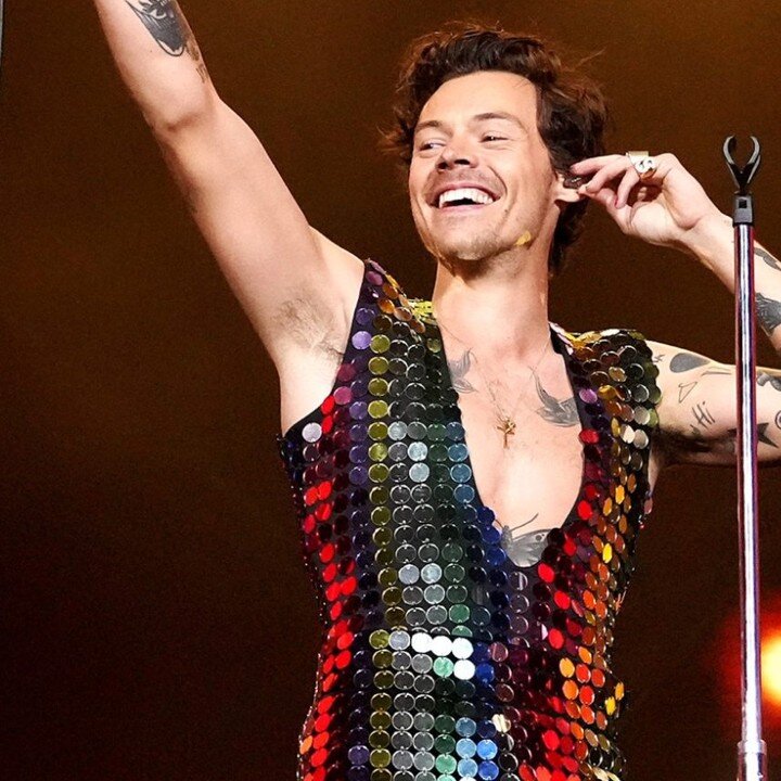 Pure Joy!

It's been a while since I posted about a style icon and this Monday morning I feel inspired to feature Harry Styles. 

Like many many others, I love Harry, his music, attitude, and style. His concerts this summer were a highlight. I had so