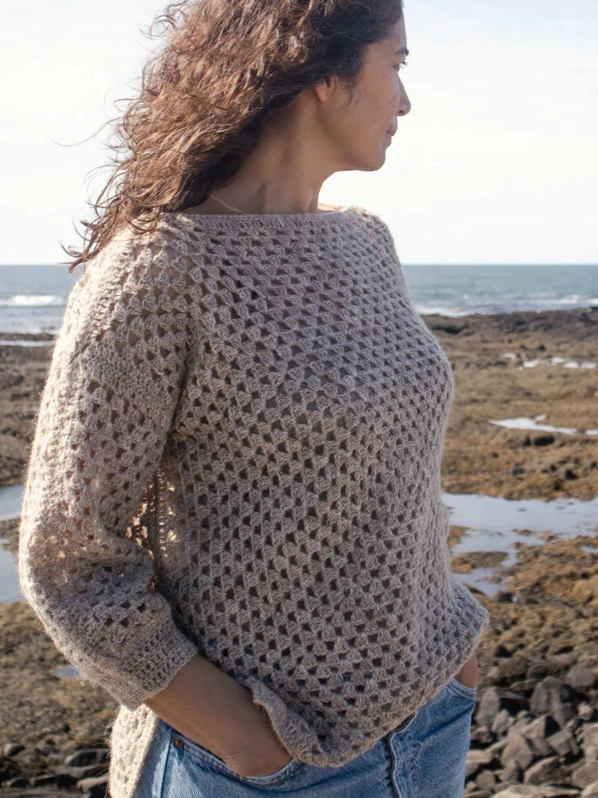 I sadly missed #GrannySquareDay last weekend  but I do love a good granny square and I especially love turning grannies into garments! The #AmmaGrannySquareTop and Sweater uses simple granny squares as the base to build an easy, pretty top or sweater