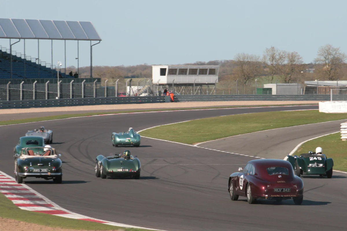 The Alta heads for the pits and into retirement as the leading 4 cars start to lap the backmarkers.