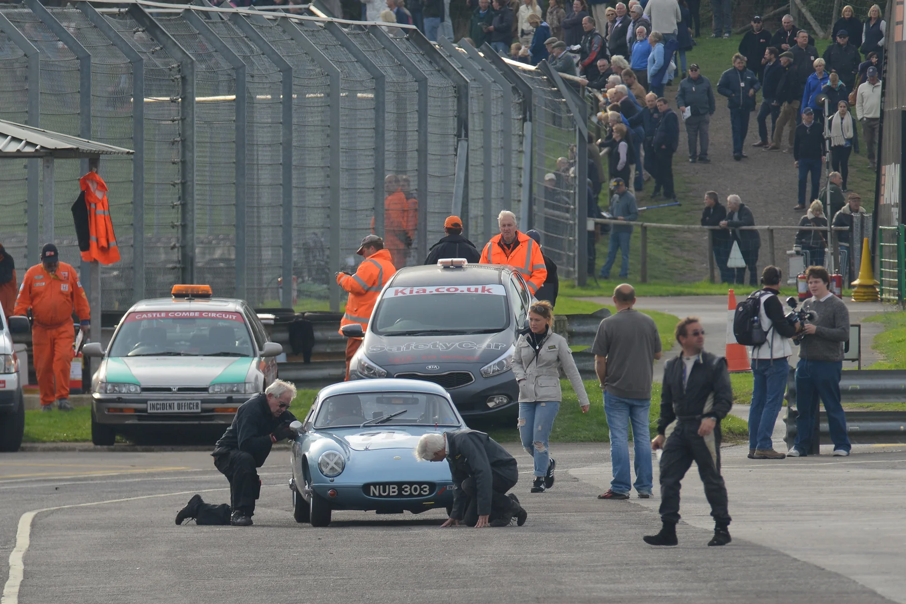 The Arculus Elite gets a 45 second checkover before being released back into battle as Patrick Blakeney-Edwards saunters across to await the arrival of Martin Hunt in the Frazer Nash Le Mans Replica which he was to take over. Photo - Ollie Read 