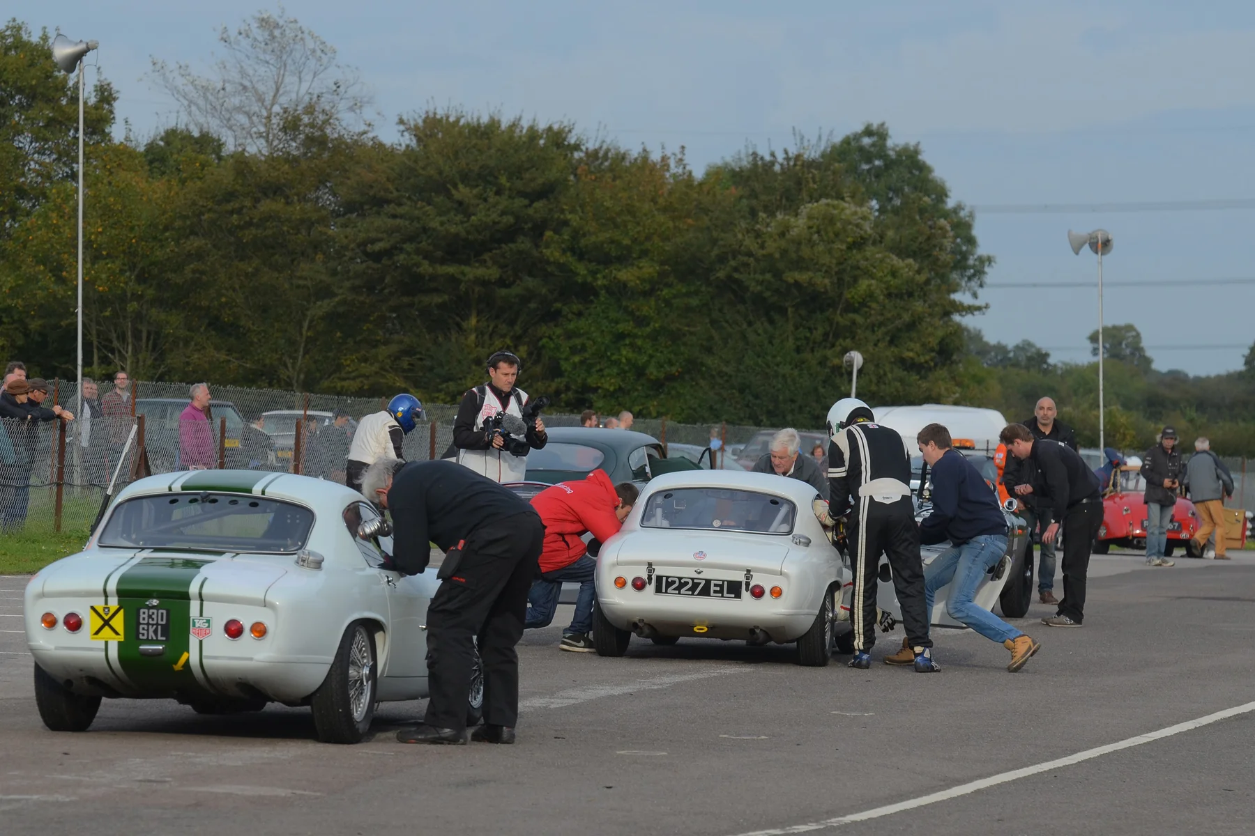 As Barry Dye waits completion of countdown in his Elite, Robin Ellis gets dragged out of his, ready for Richard Fores to take over, in what was to be the winning car. Photo - Ollie Read