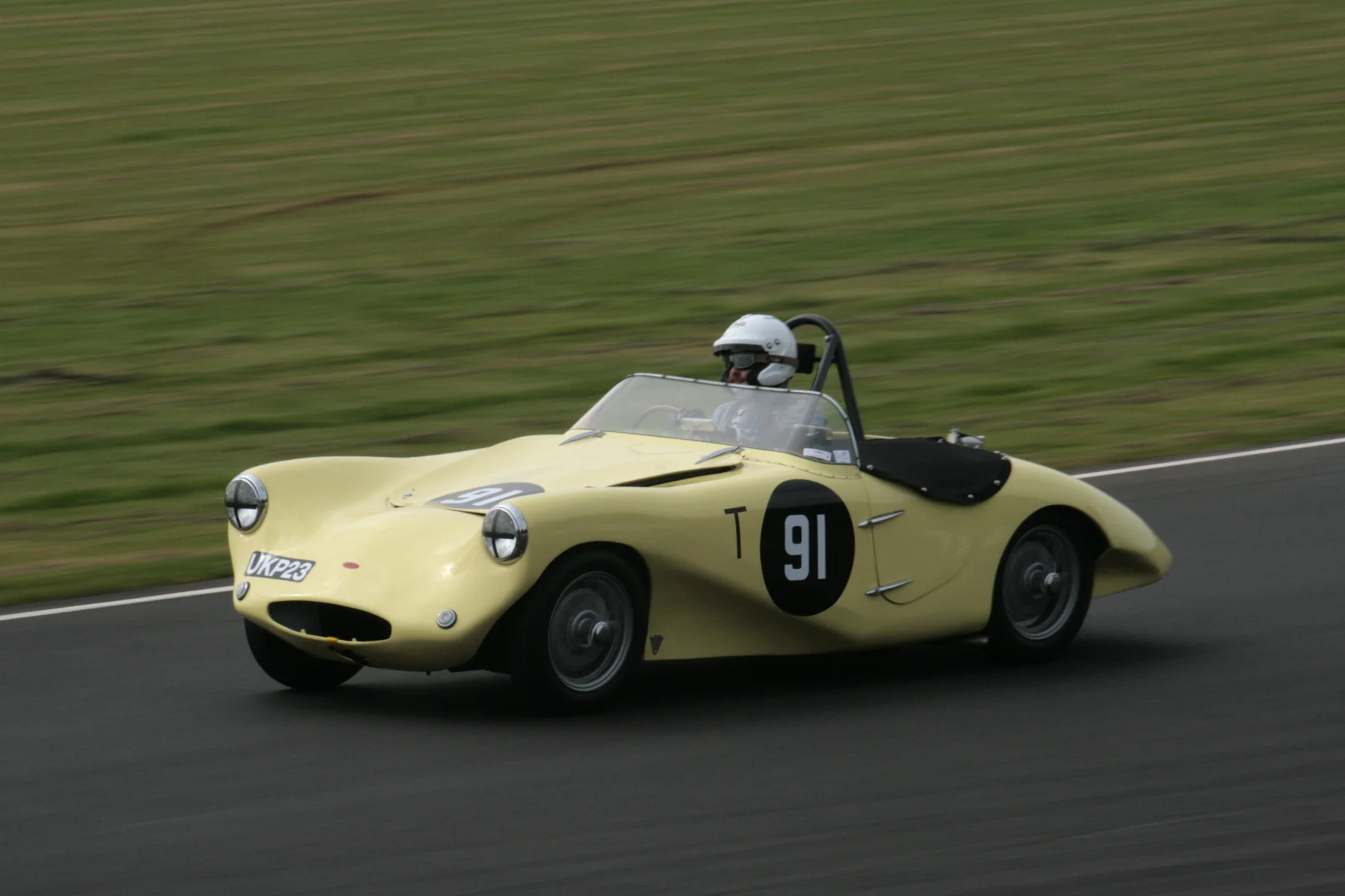 FISCAR debut of the Arnott Lea Francis seen here qualifying, out of session, Arthur Smith-Fitchett at the wheel 
