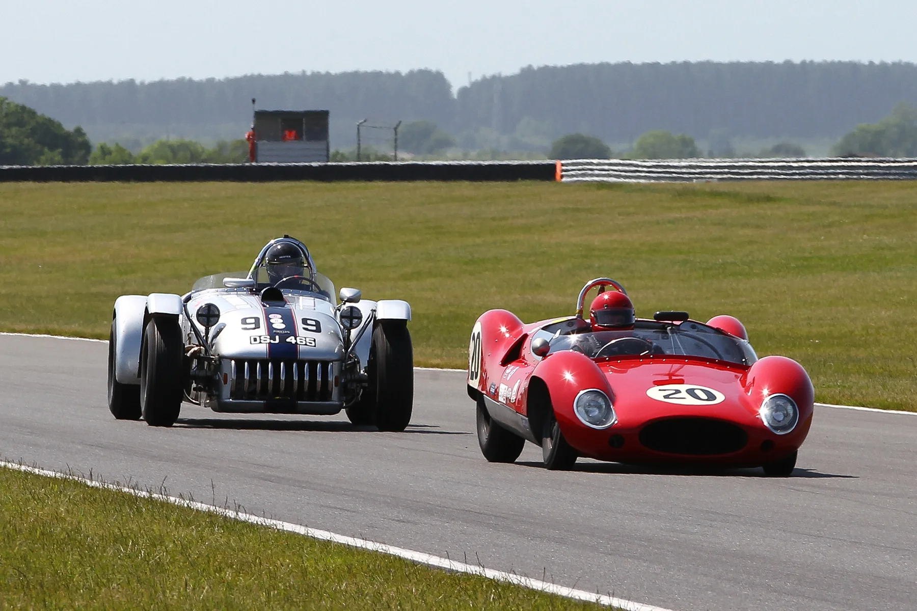 A stark contrast! Tony Ditheridge got briefly ahead of Chris Keen and is seen here, under heavy braking, going into Agostini's . Photo - Richard Styles